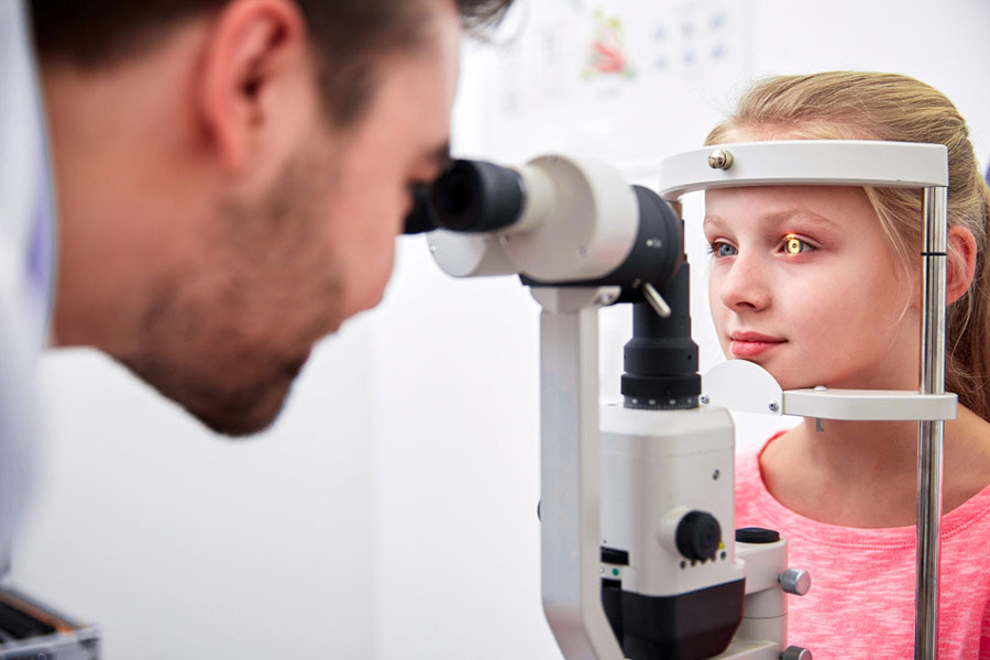 Criança sendo examinada por oftalmopediatra