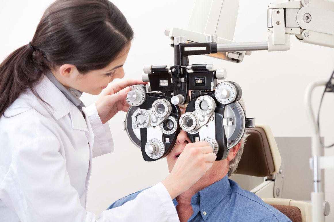 Paciente fazendo consulta oftalmológica, na etapa do exame de refração