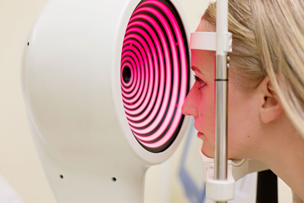 Paciente realizando exame complementar oftalmológico de topografia de córnea