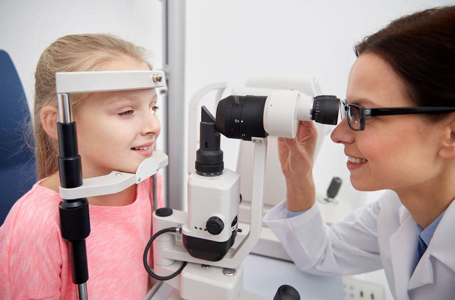 Criança sendo examinada por oftalmopediatra